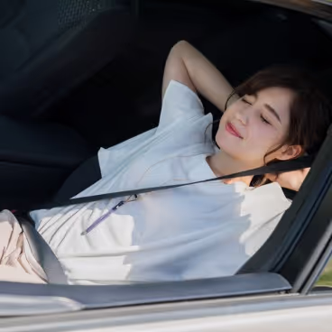 Chica durmiendo en el coche