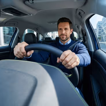 Coche pasando delante de un radar