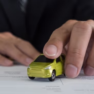 Hombre con un coche de juguete en la mano