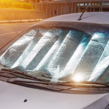 Cristal de coche tapado con parasol