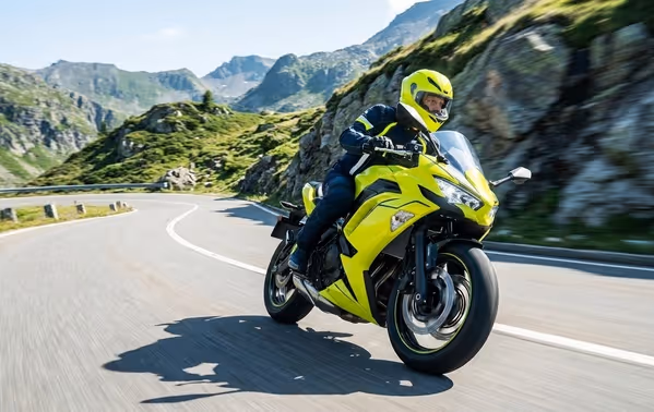 Motorista siendo asistido en viaje