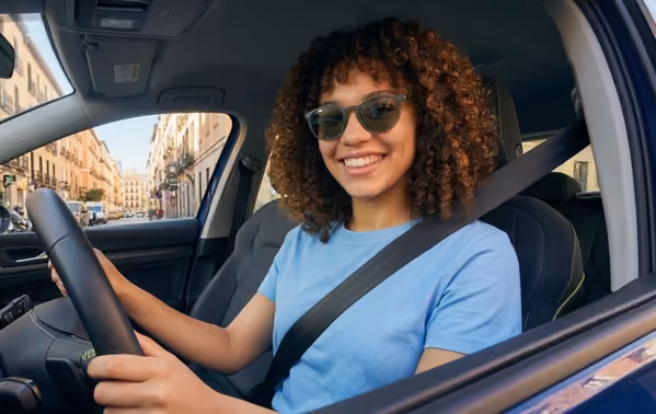 mujer conduciendo coche