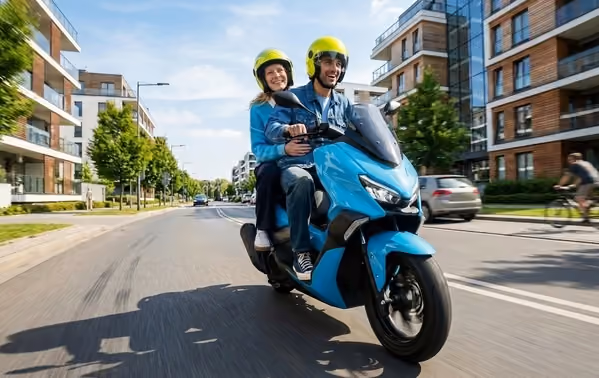 pareja viajando en moto