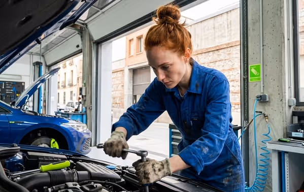 Mecanico arreglando motor