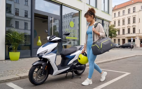 Mujer en una motocicleta