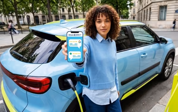 mujer apoyada en coche enseñando la pantalla del movil
