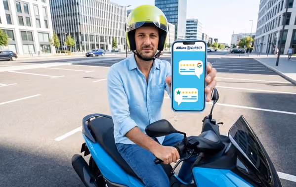 hombre en moto enseñando pantalla del móvil