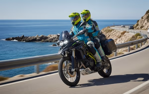 Mujer conduciendo moto