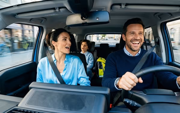 familia viajando en coche