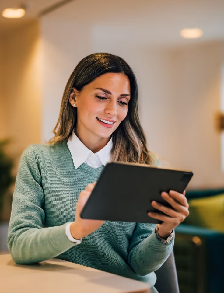 mujer buscando su seguro online