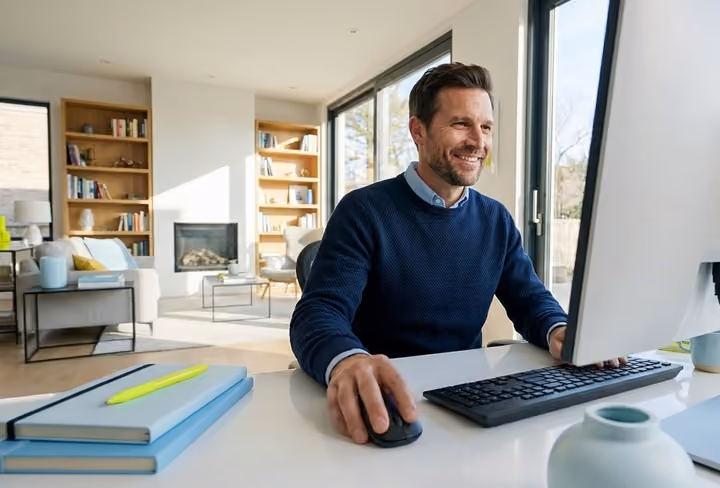 hombre ultilizando portatil en casa