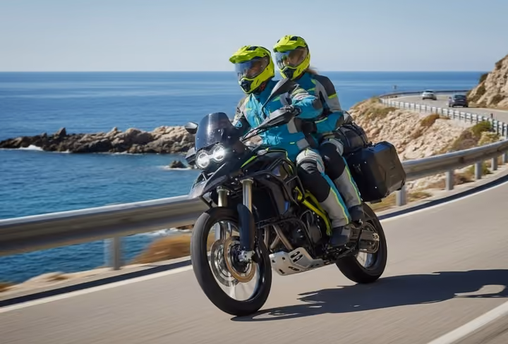 pareja en moto