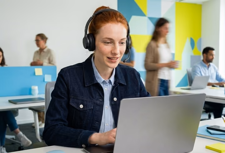 mujer trabajando en call center