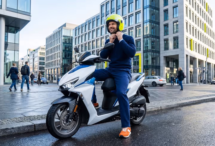 hombre conduciendo moto