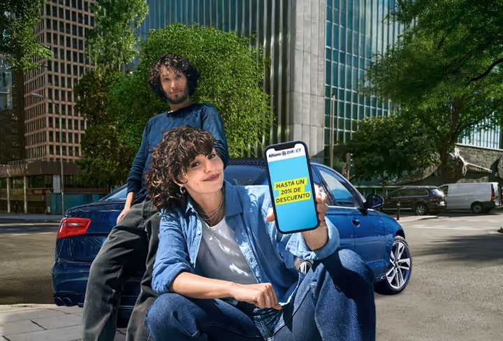 Pareja enseñando móvil