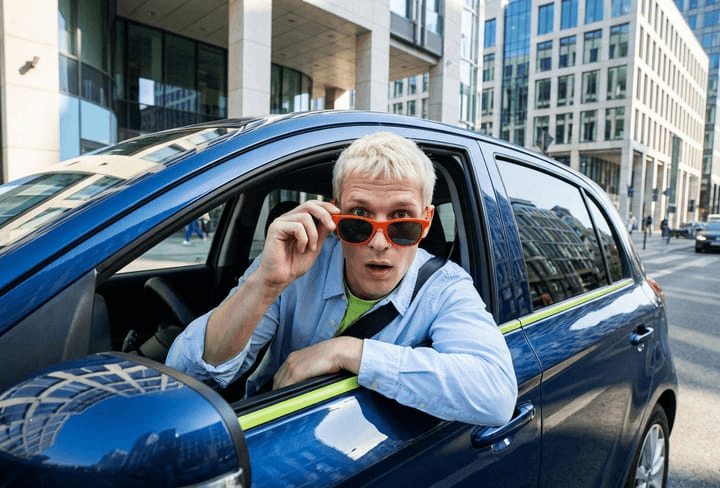 Pareja enseñando móvil