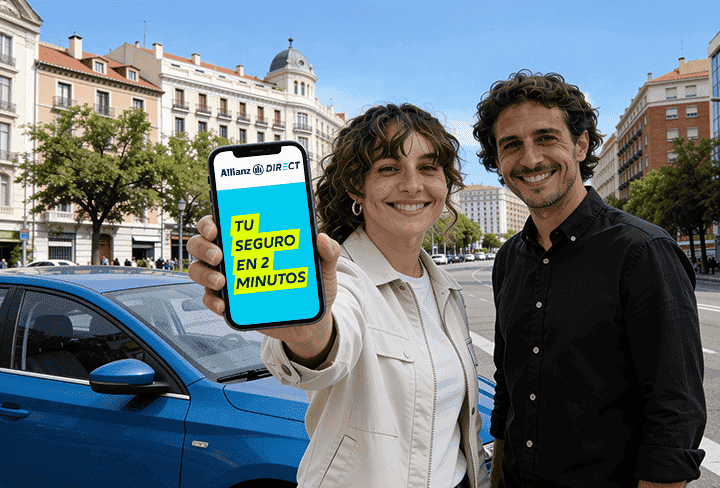 Pareja enseñando móvil