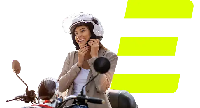Chica en ciclomotor con casco