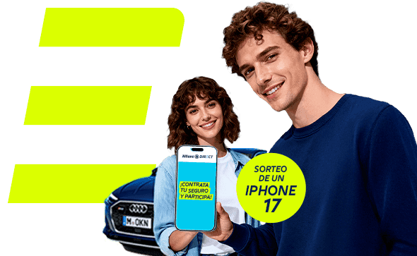 2 chicos mirando el móvil