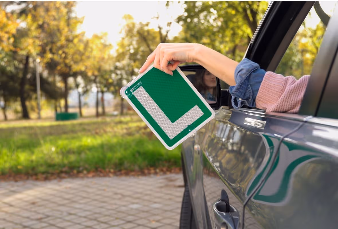 Persona conduciendo con una L