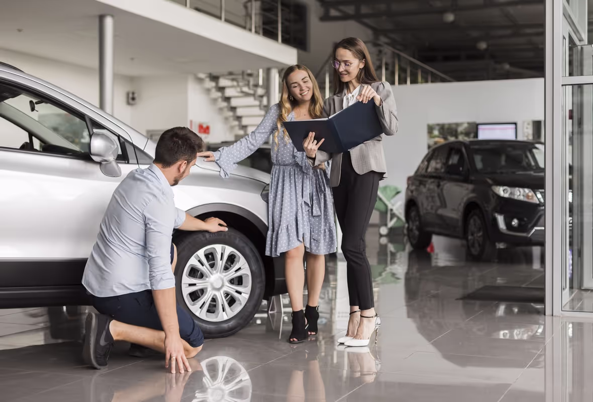 Madre e hija viendo un coche en un concesionario 