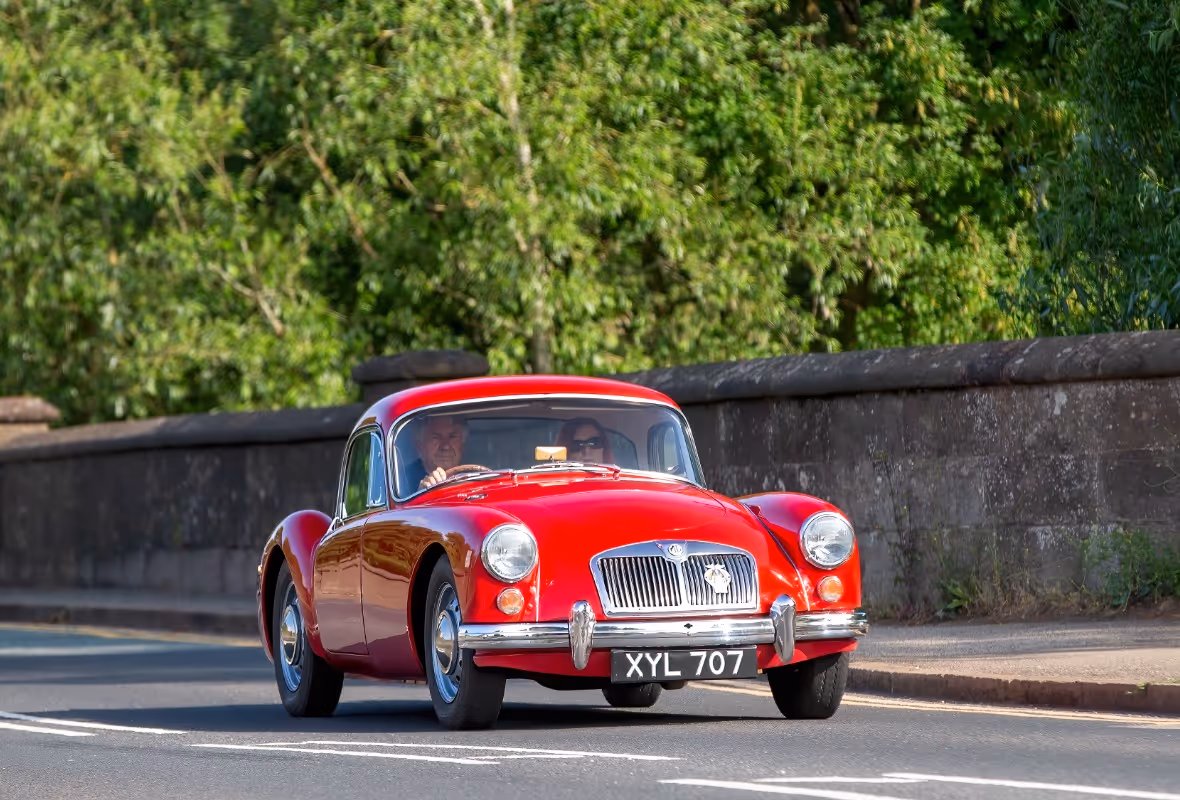 coche MG en carretera