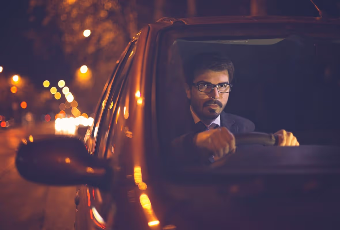 Chico conduciendo de noche
