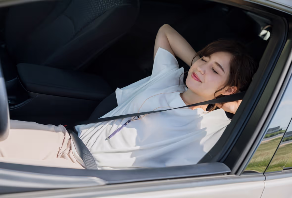 Chica durmiendo en el coche
