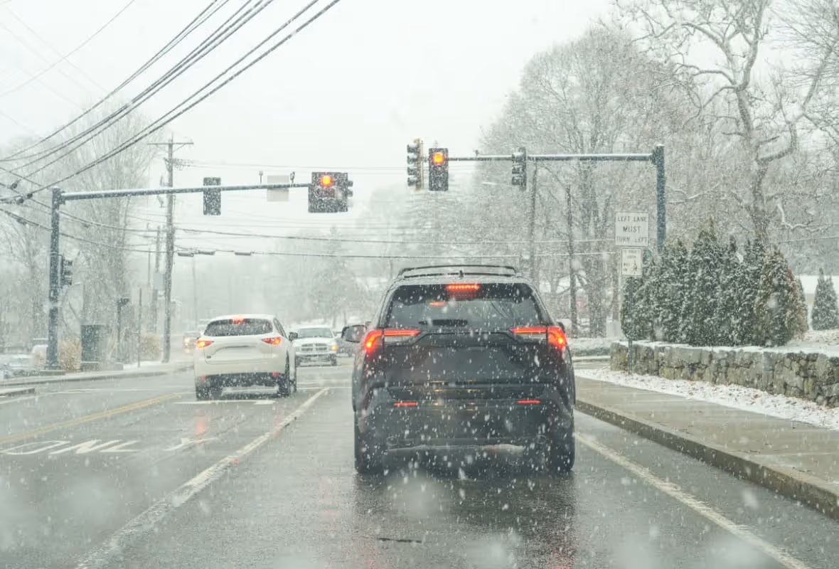 Coche conduciendo bajo la lluvia