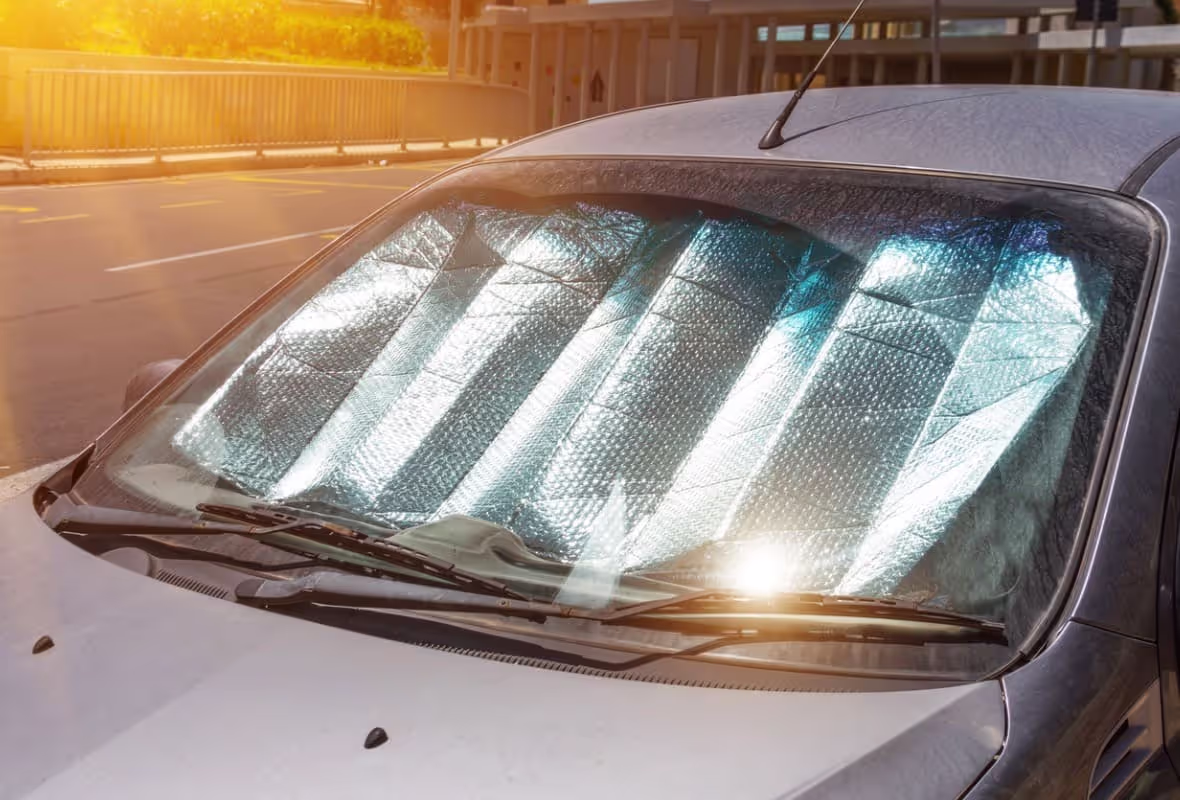 Cristal de coche tapado con parasol