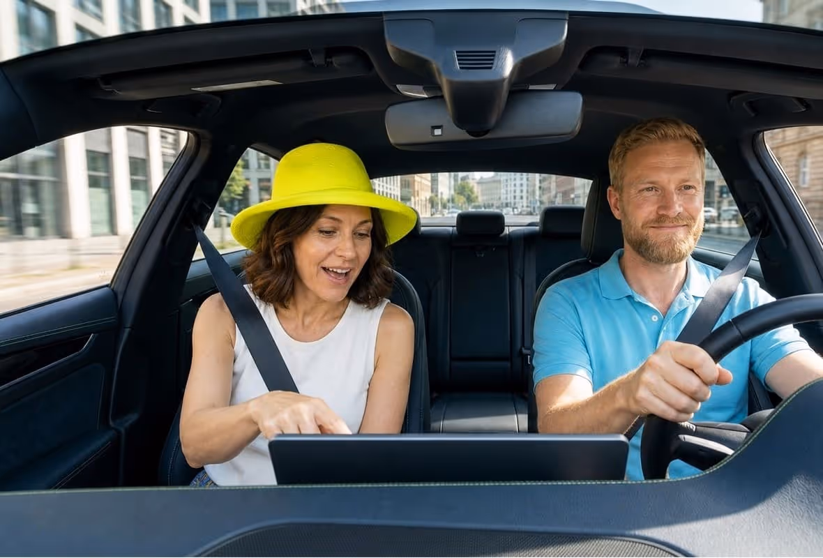 pareja viajando en coche