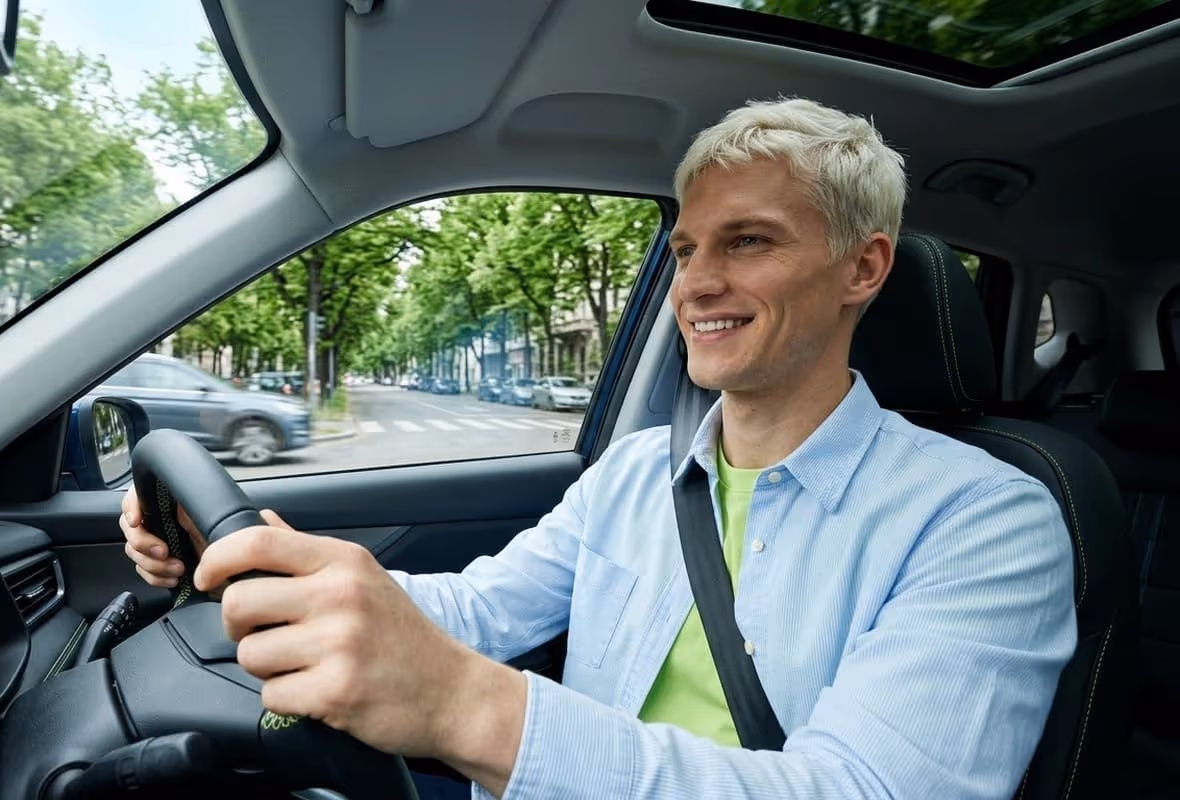 hombre conduciendo coche