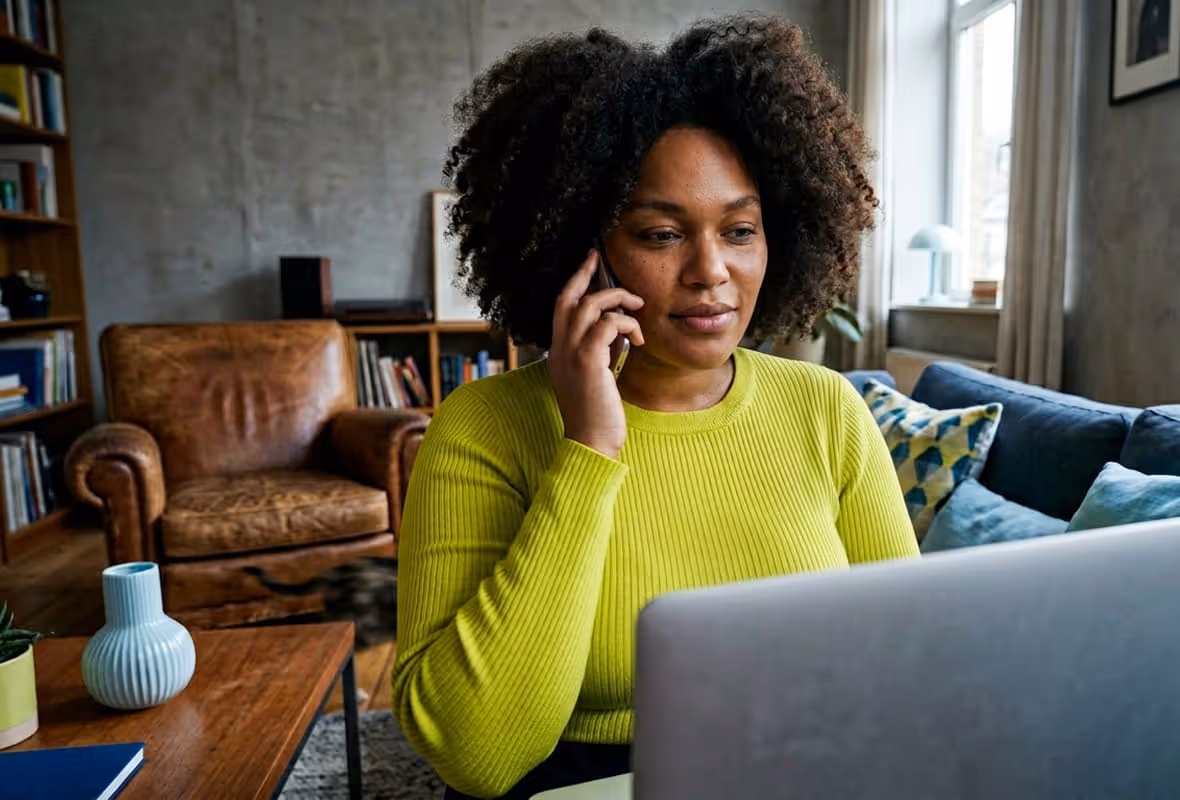 mujer hablando por telefono