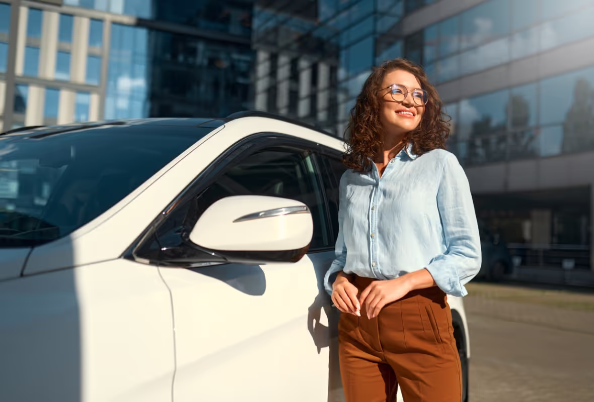 Mujer con un coche