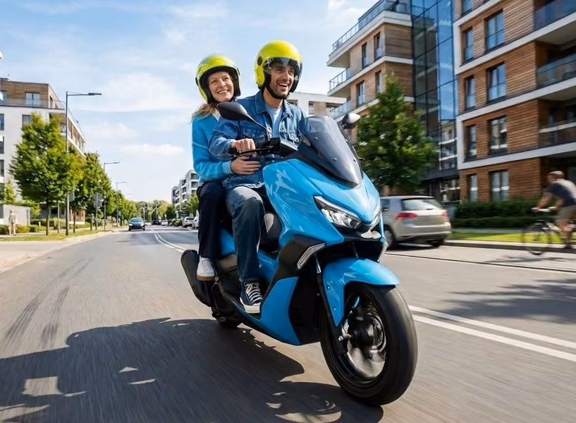 pareja circulando en moto