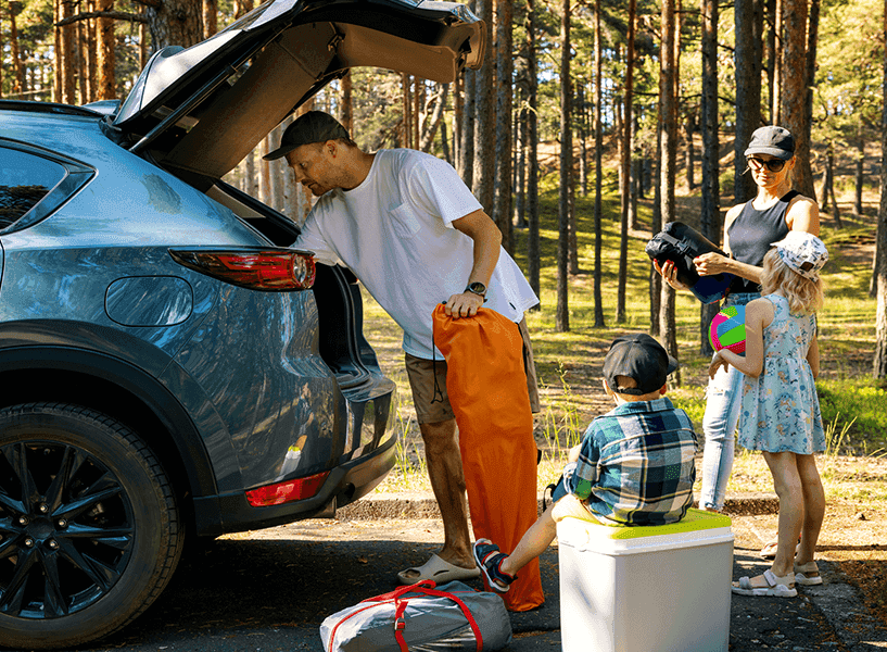 familia viajando en coche