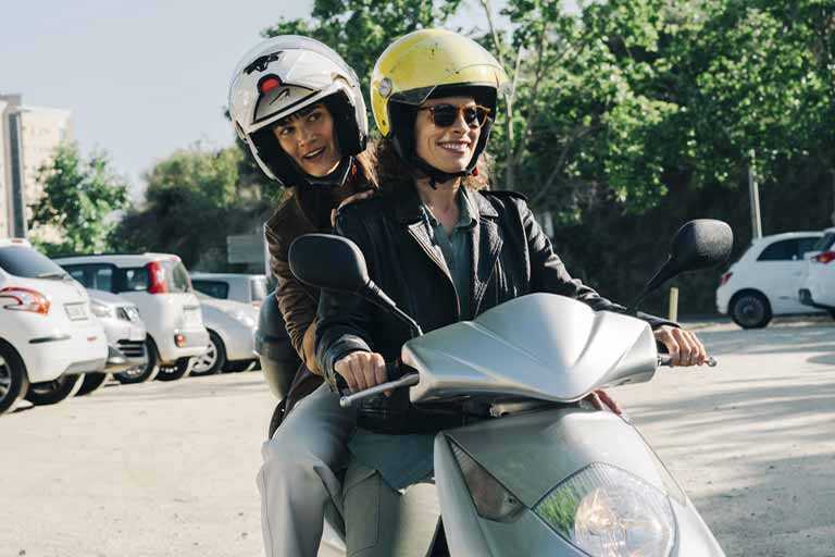 Dos chicas conduciendo una motocicleta