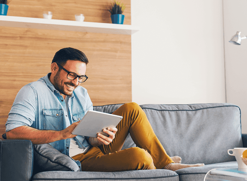 Hombre con su tablet