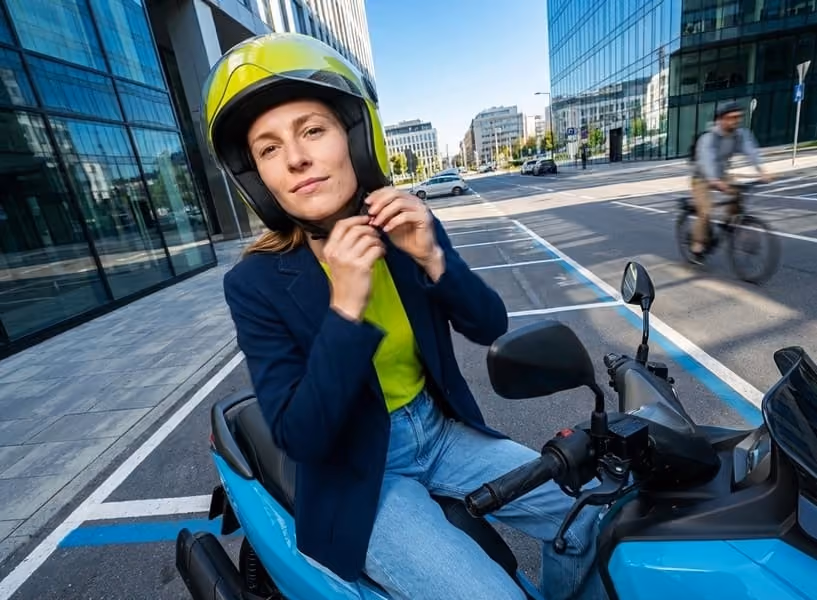 mujer poniéndose el casco