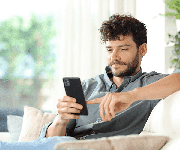 Hombre con móvil