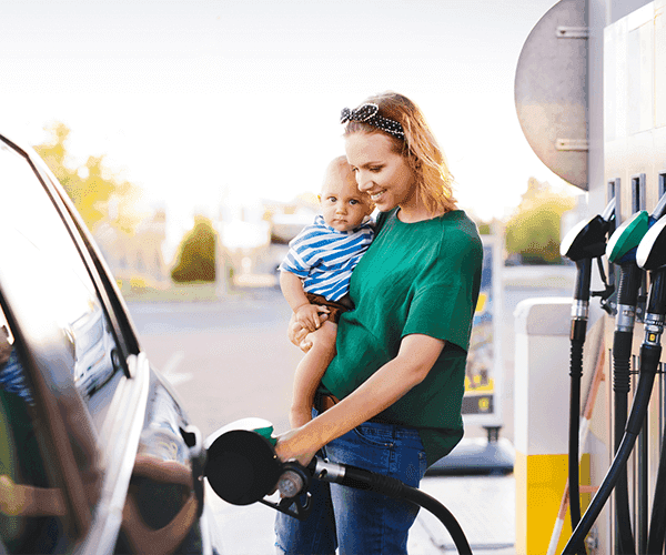 Mujer echando gasolina