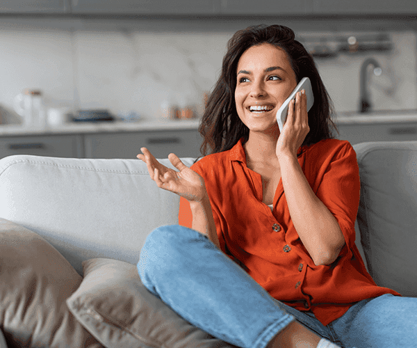 Mujer hablando por teléfono