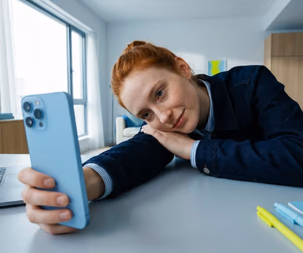 Hombre hablando por telefono