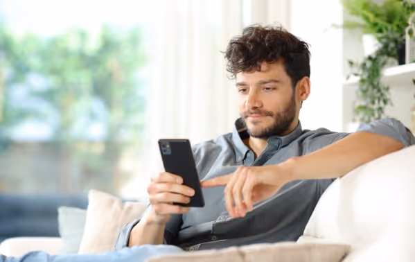 hombre hablando por teléfono