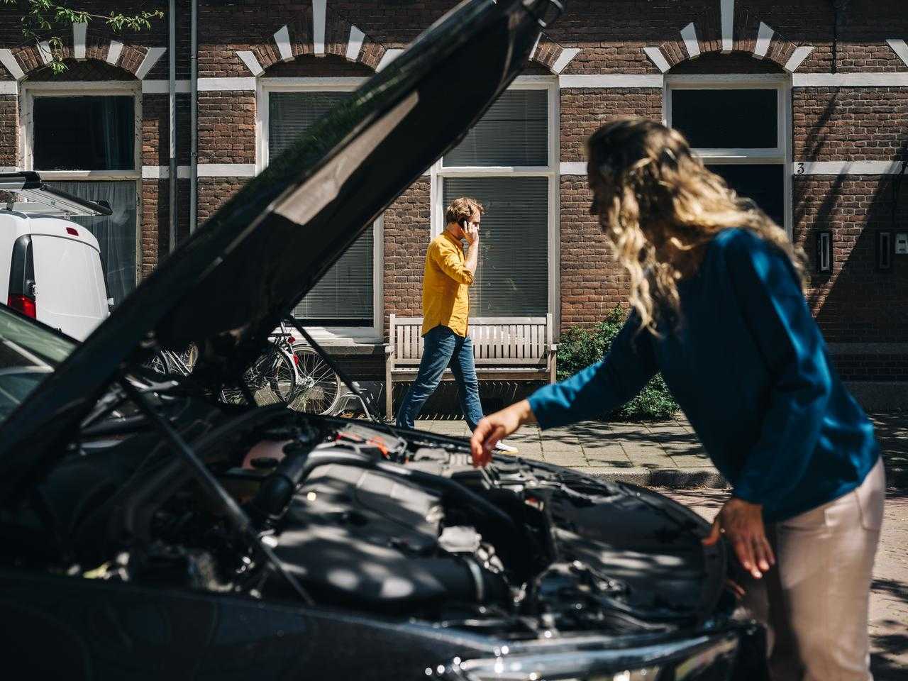 Mujer revisando su coche